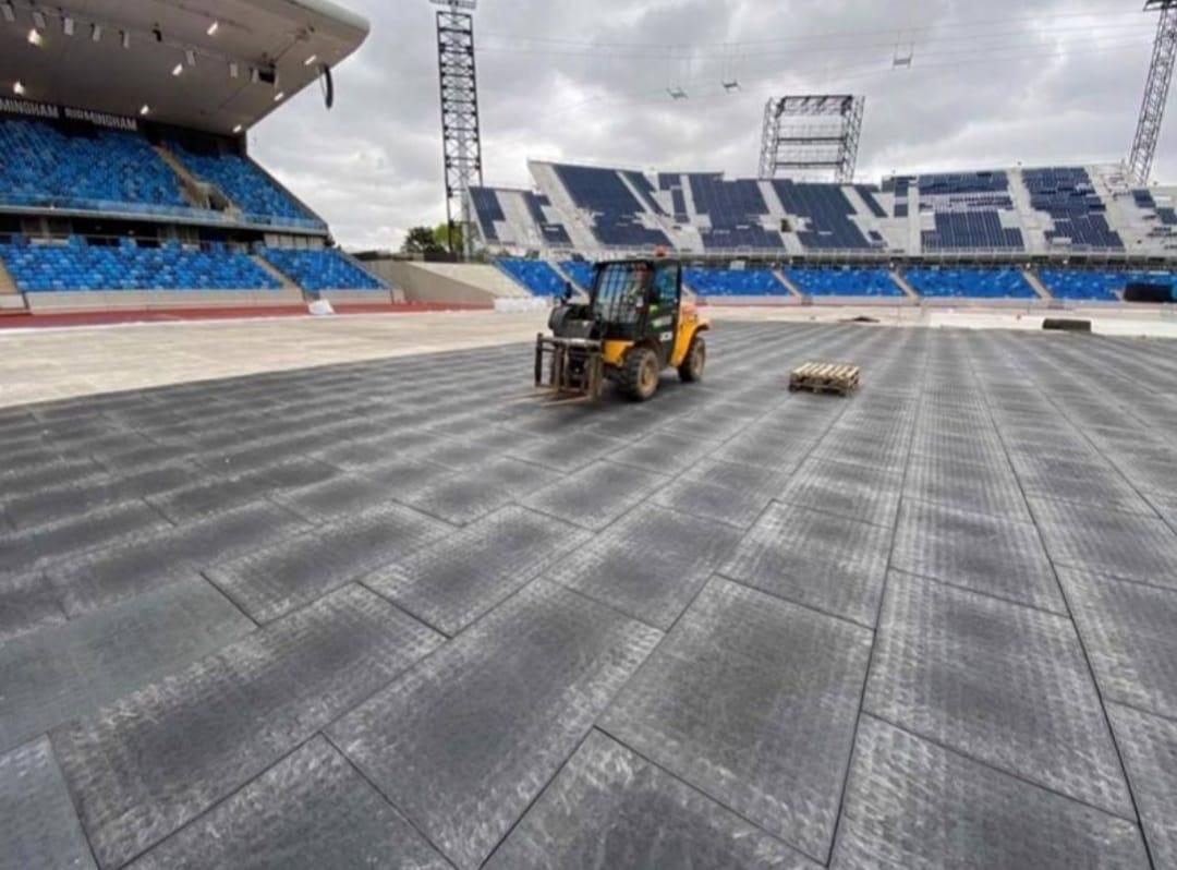 Dalles PVC Klavorex posées dans un stade — référence événementielle